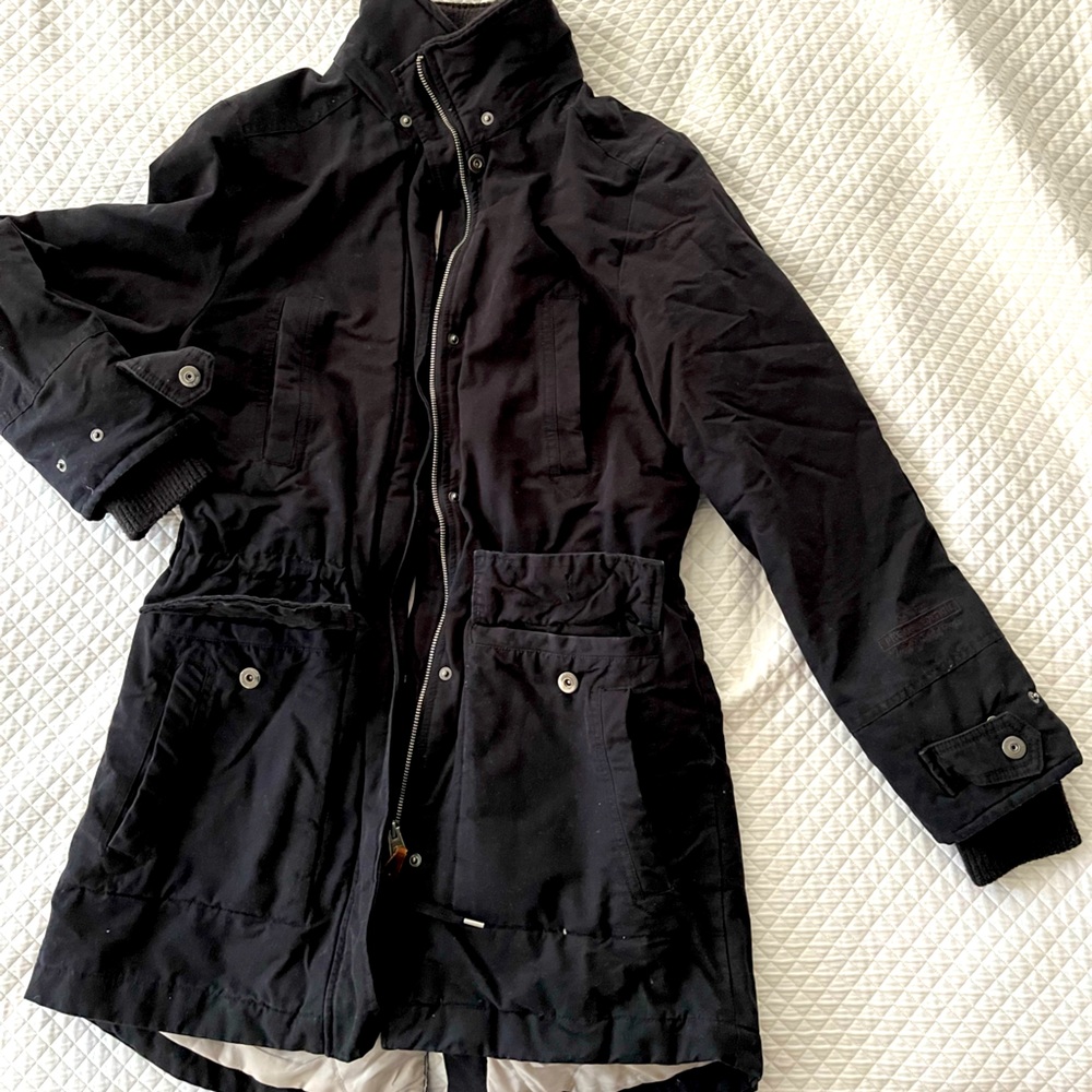 H&M black winter barn coat. Super warm and plush. size 6